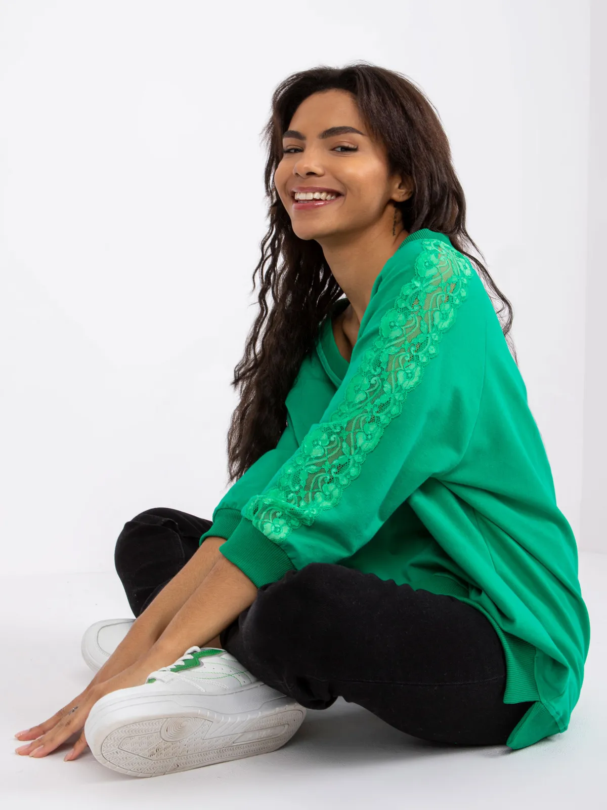 Bluzka oversize z koronkowymi rękawami i dekoltem - zdjęcie 1