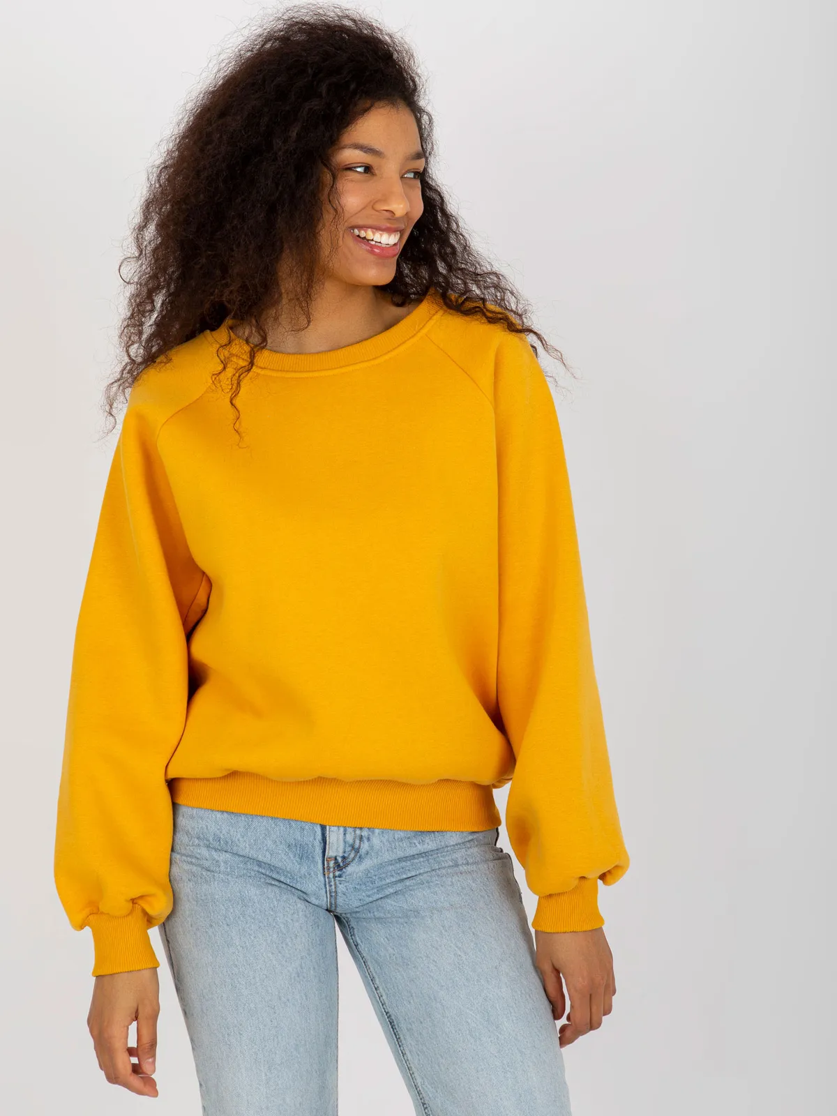 Fuksjowa dresowa bluza basic o kroju oversize - zdjęcie 5