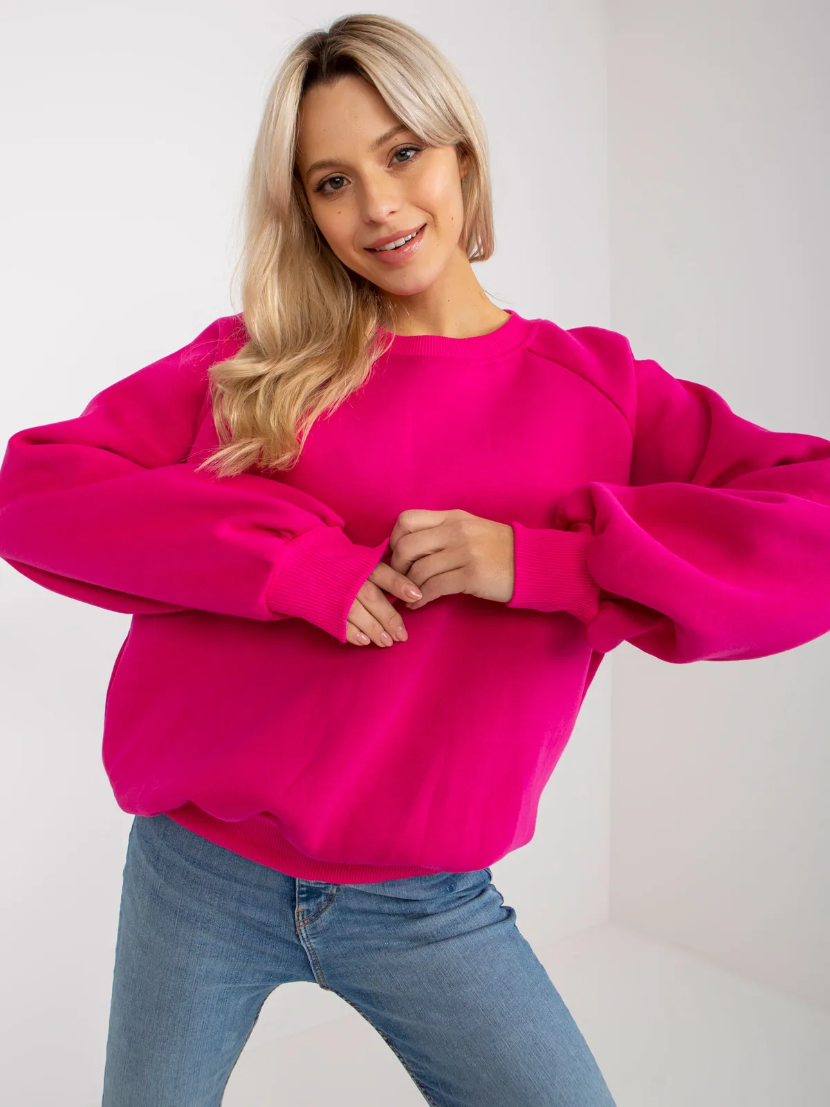 Fuksjowa dresowa bluza basic o kroju oversize - zdjęcie 2