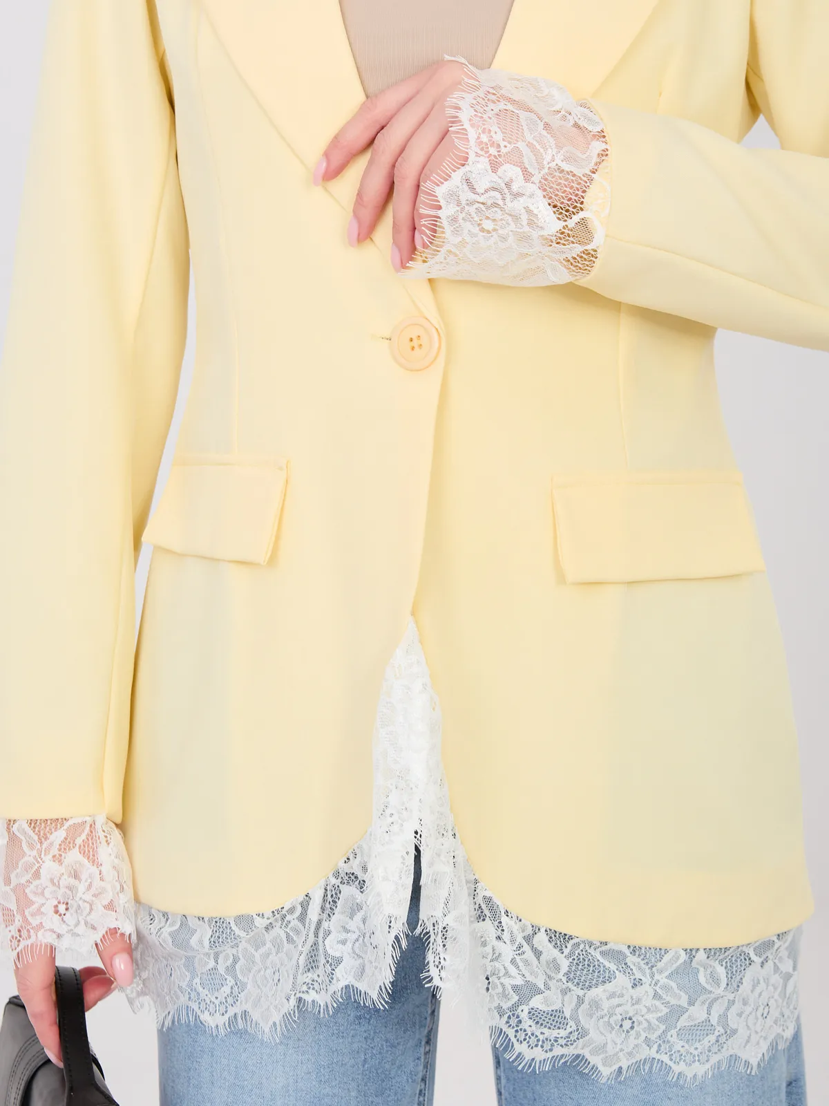 Klasyczna marynarka z ozdobnym koronkowym wykończeniem - zdjęcie 1