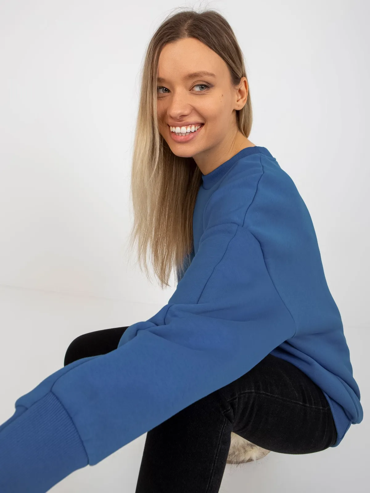 Ciemnoniebieska dresowa bluza basic oversize - zdjęcie 3