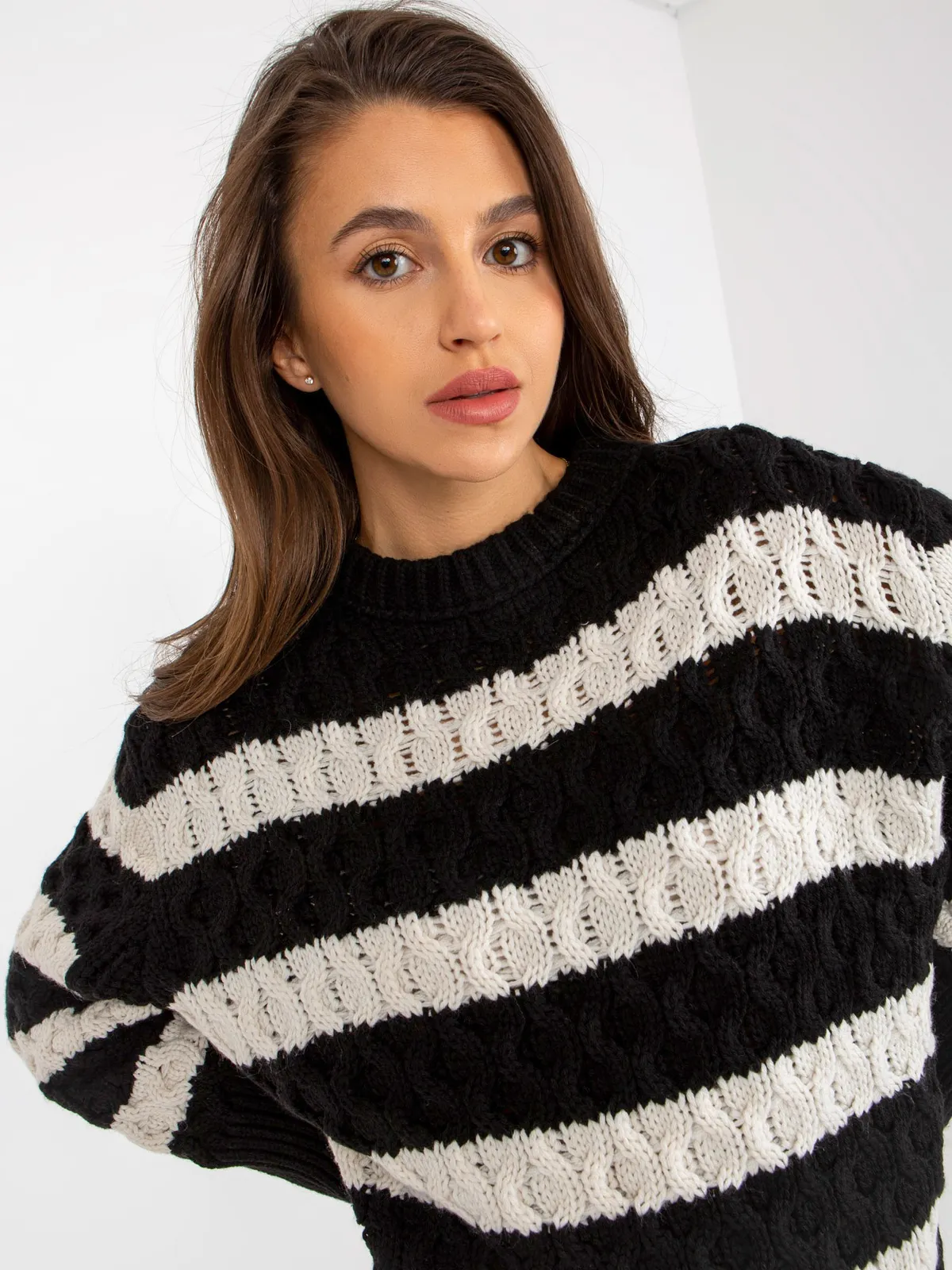 Brązowo-ecru dzianinowy sweter oversize w paski - zdjęcie 4