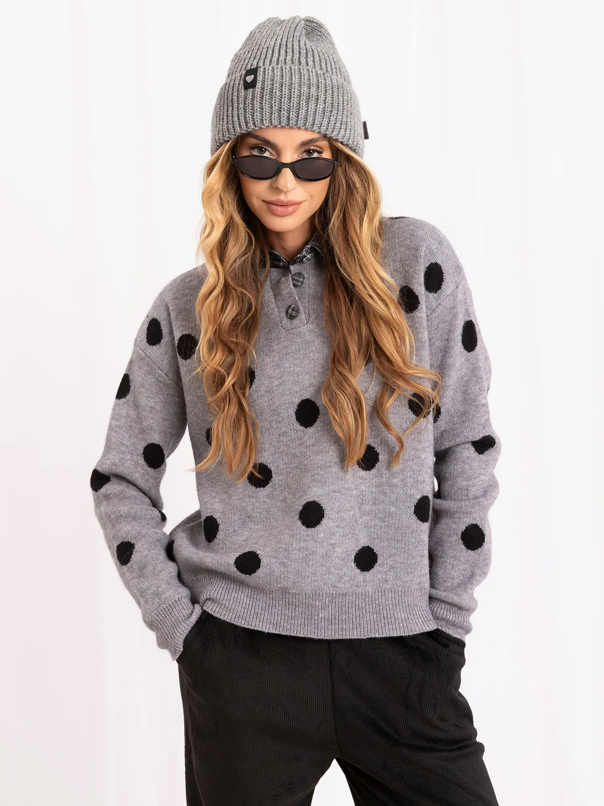 Sweter oversize w grochy z kołnierzykiem polo - zdjęcie 3