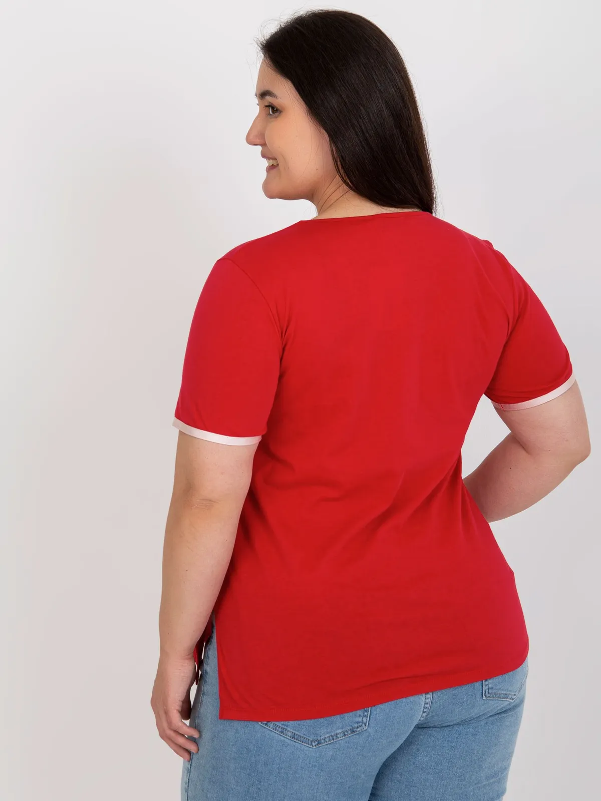 Czerwony damski t-shirt plus size z naszywkami - zdjęcie 5