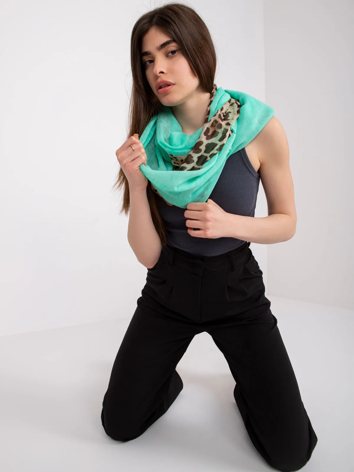 Lekki komin z animalistycznym akcentem w casualowym stylu - zdjęcie 1