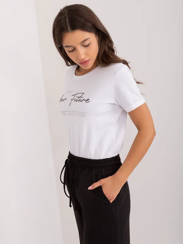T-shirt z napisem i ozdobnymi dżetami - widok 2