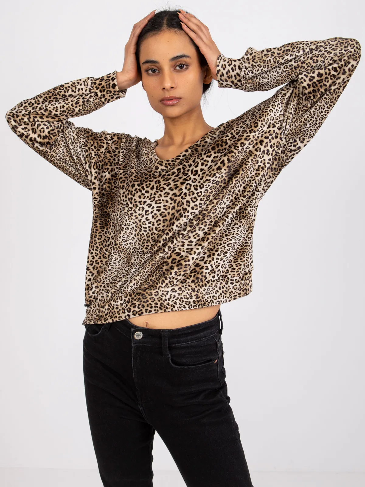 Bluzka o kroju oversize z ozdobnym łańcuszkiem - zdjęcie 1