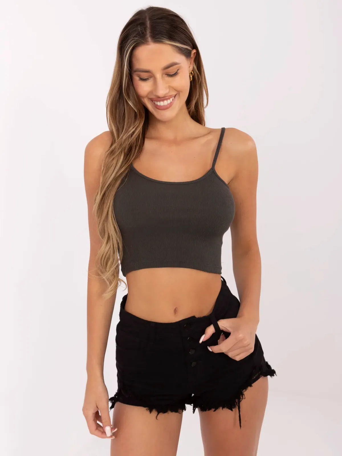 Dopasowany crop top na cienkich ramiączkach - zdjęcie 1