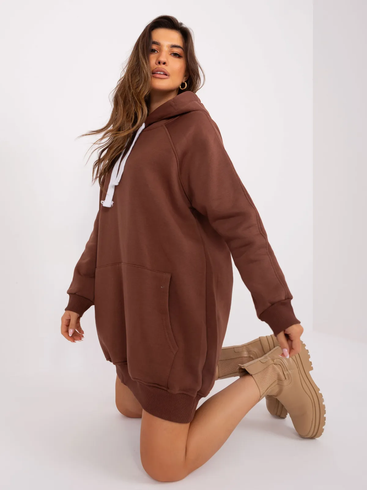 Brązowa dresowa bluza basic z kapturem - zdjęcie 2