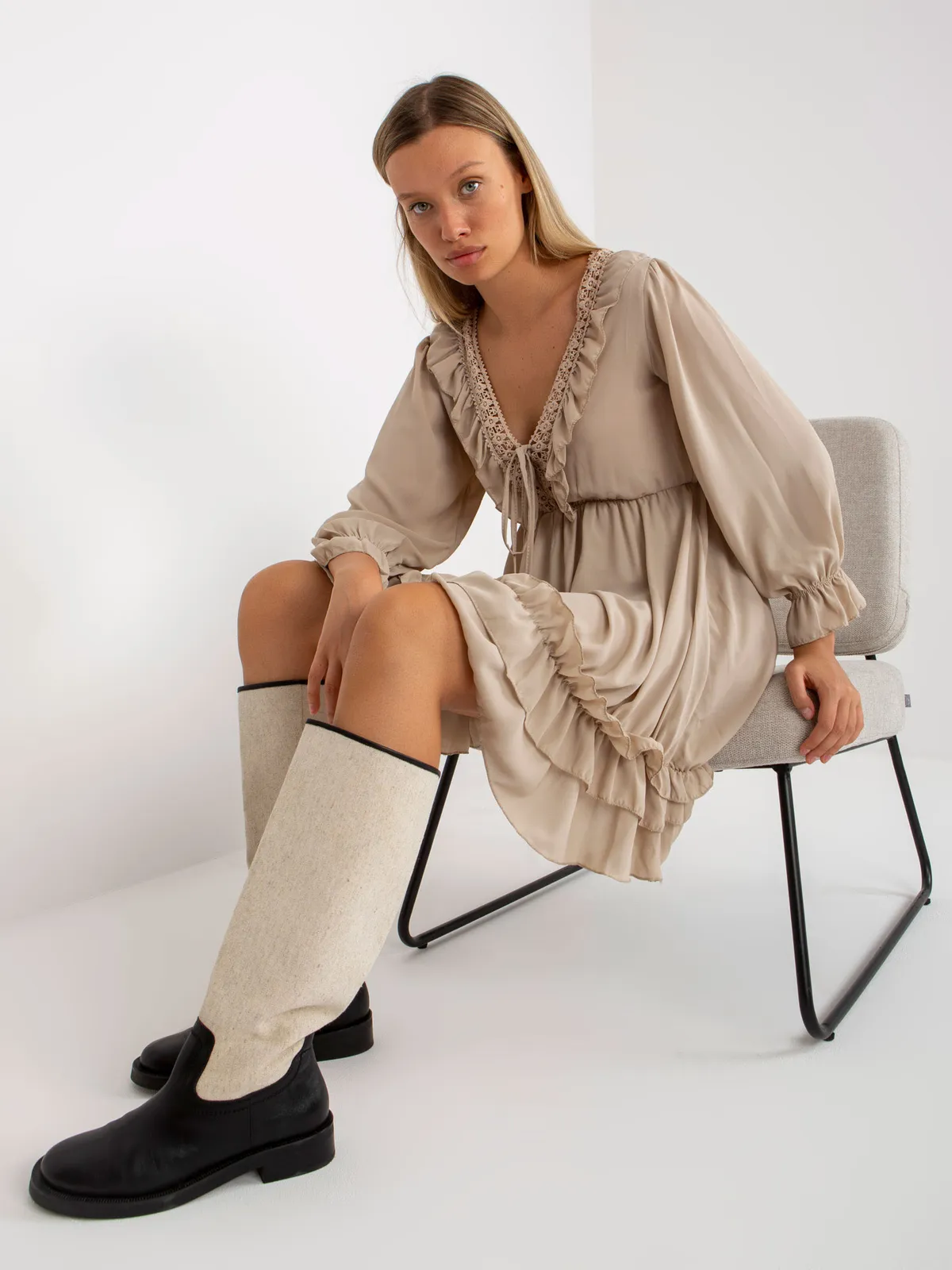 Beżowa mini sukienka z falbaną w stylu boho OCH BELLA - zdjęcie 1