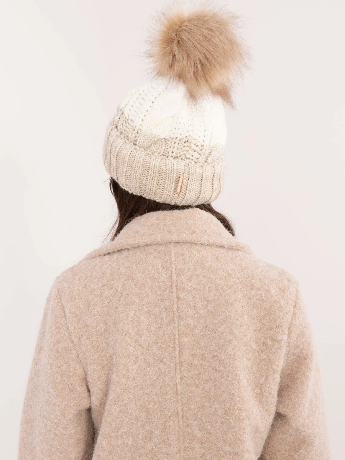 Ciepła czapka zimowa z puszystym pomponem - zdjęcie 1