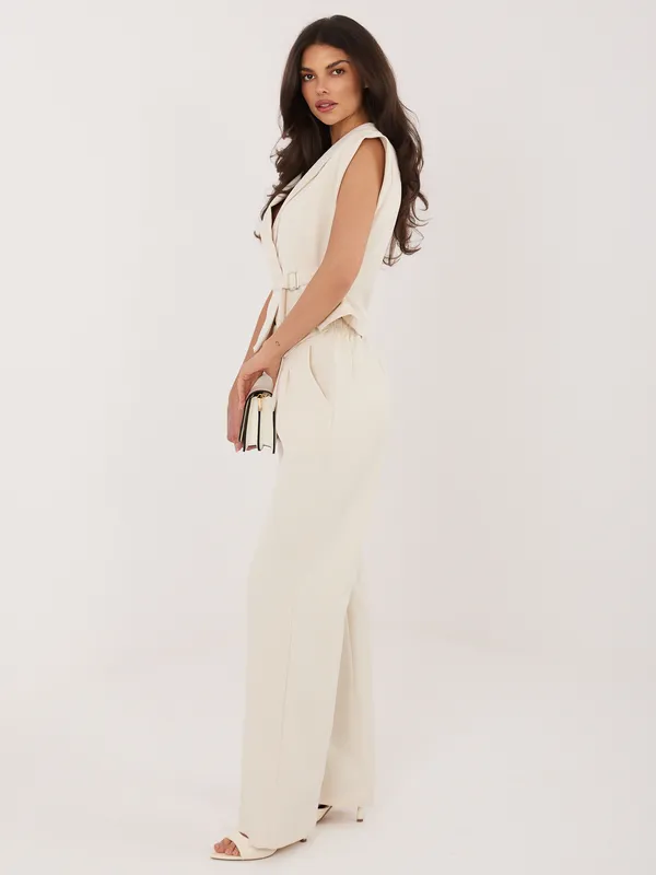 Taliowana kamizelka z wykładanym kołnierzem i paskiem