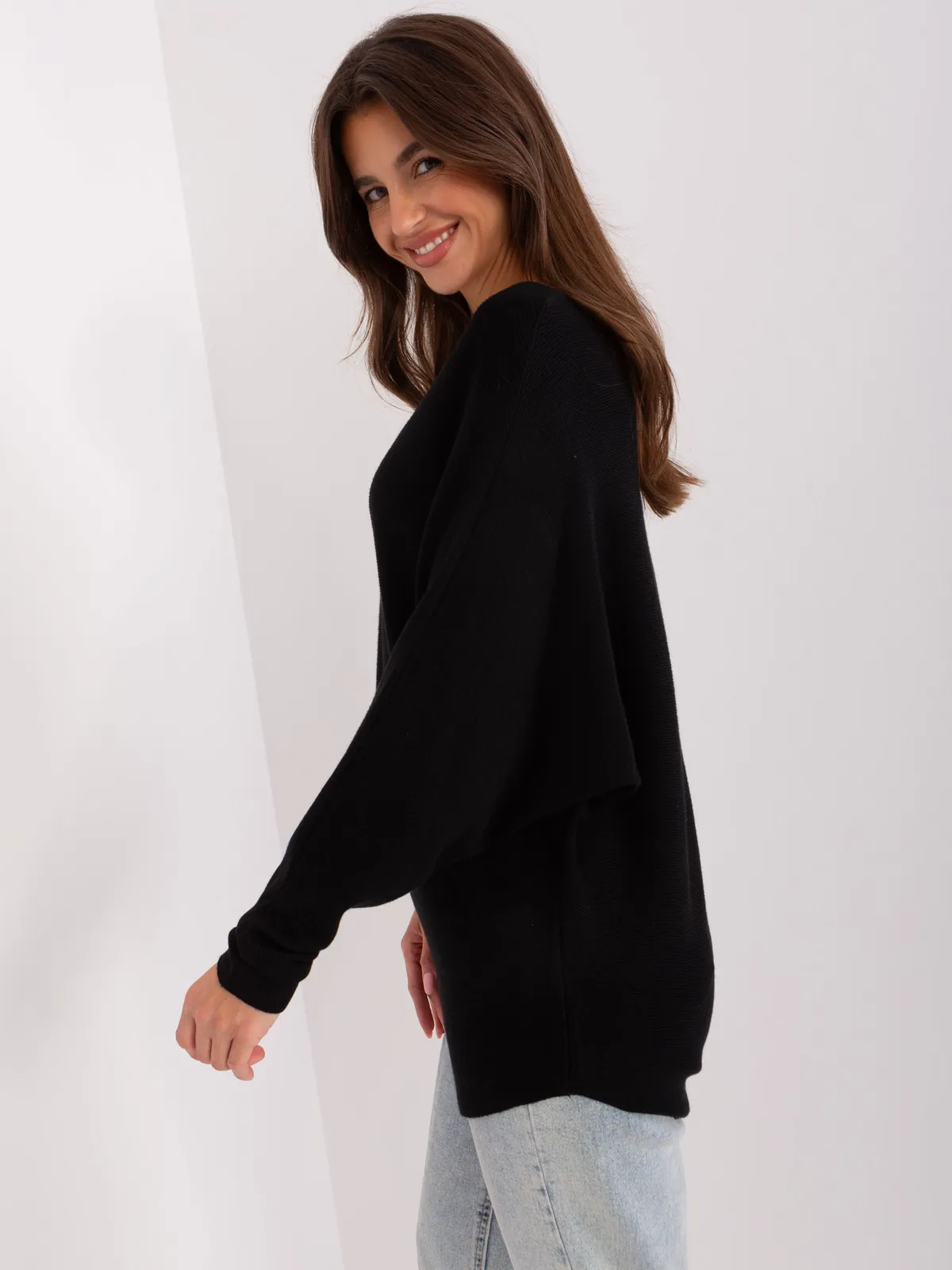 Szary sweter oversize z dekoltem w łódkę - zdjęcie 5