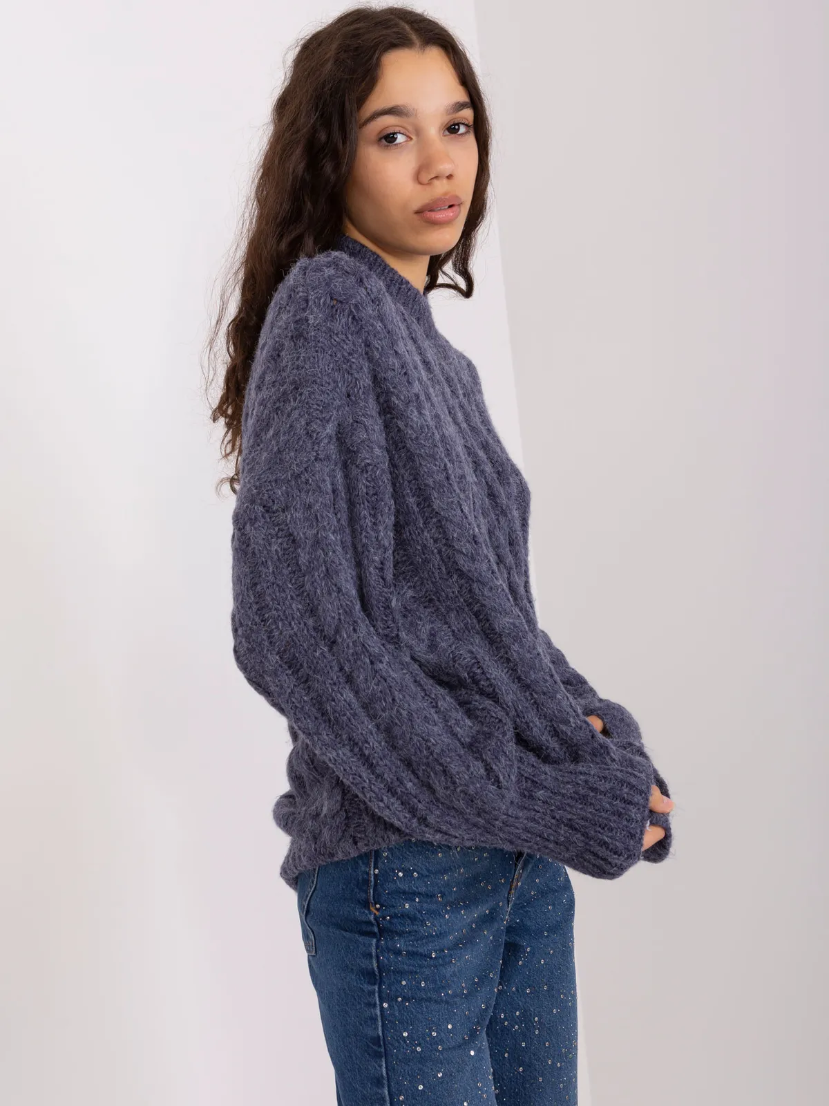 Granatowy dzianinowy sweter z warkoczami - zdjęcie 5