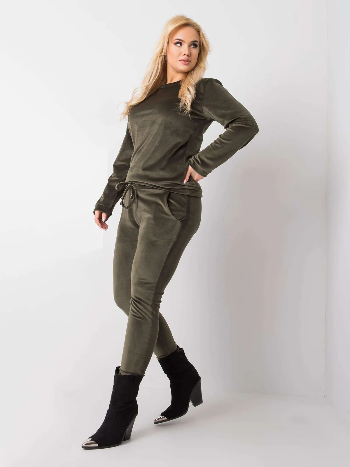Camelowy komplet welurowy plus size - zdjęcie 2