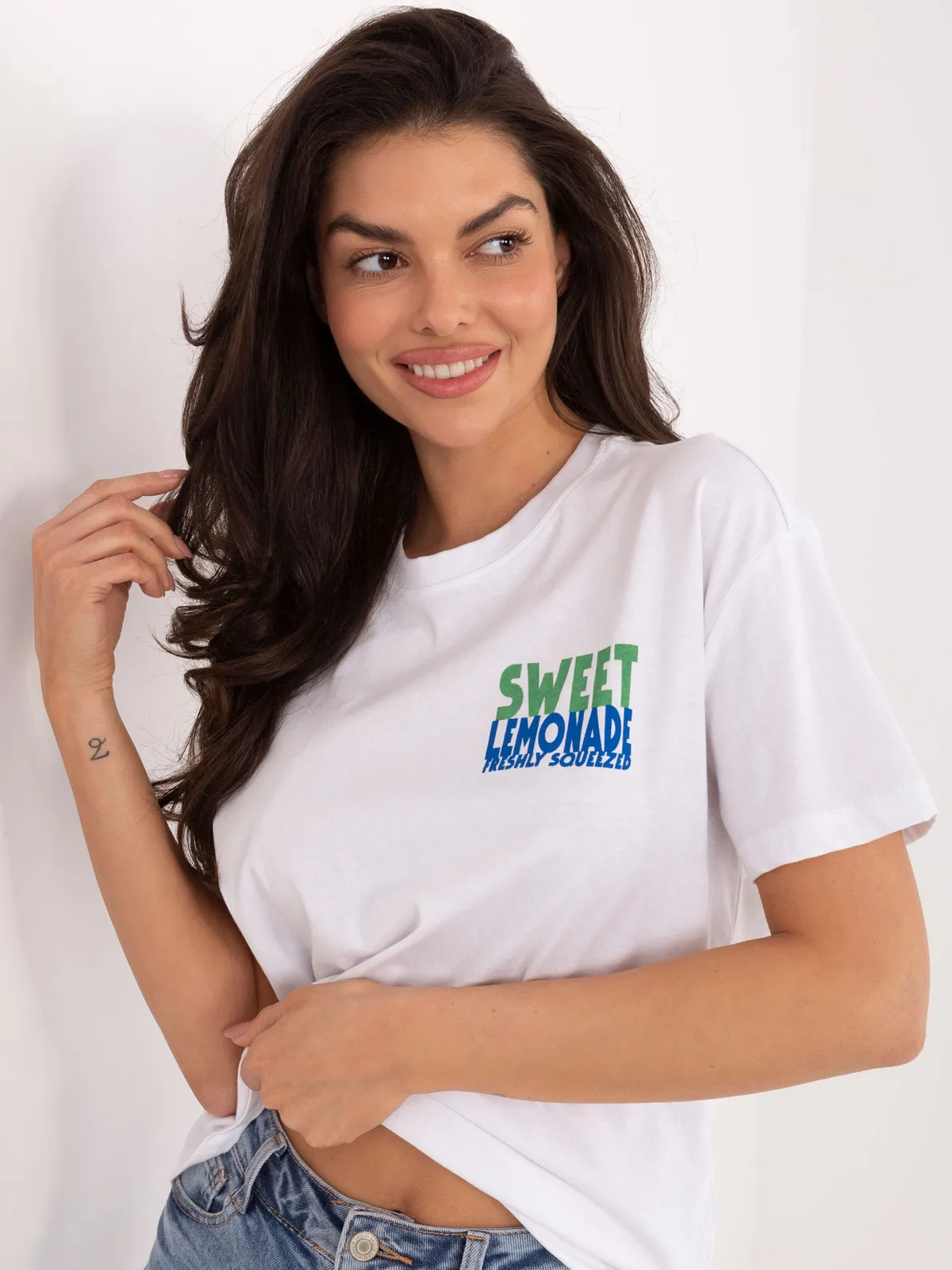 T-shirt oversize z wakacyjnym nadrukiem na plecach - zdjęcie 4