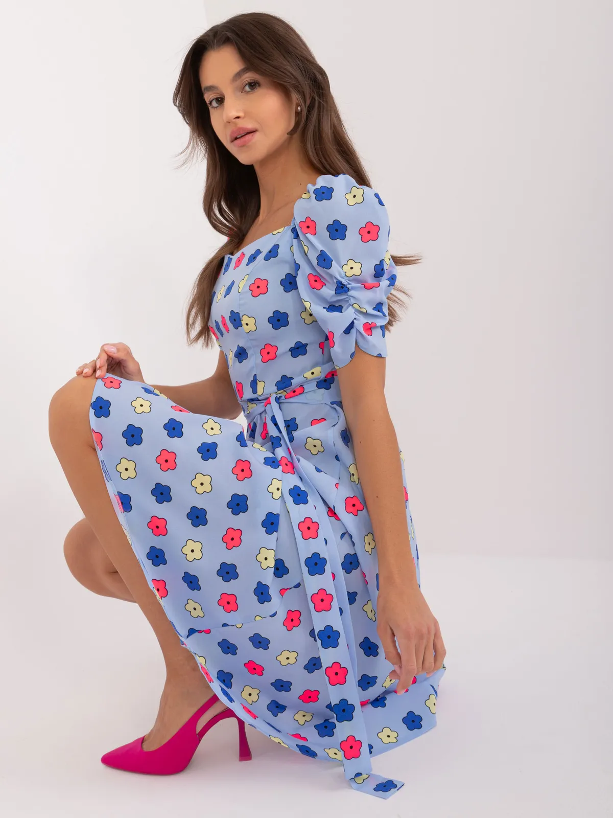 Sukienka midi o kroju kopertowym z bufkami - zdjęcie 1