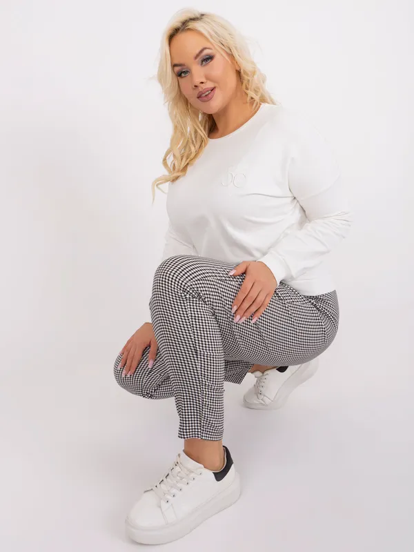 Komfortowa bluza z okrągłym dekoltem i haftem