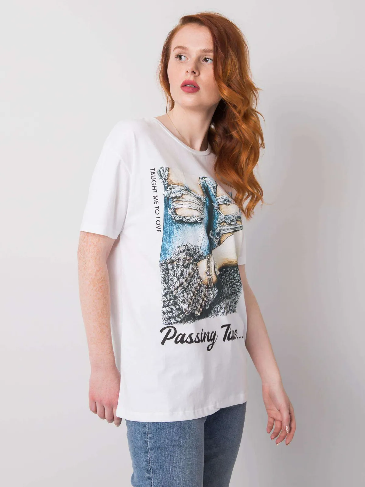 Czarny t-shirt z biżuteryjnymi aplikacjami - zdjęcie 3