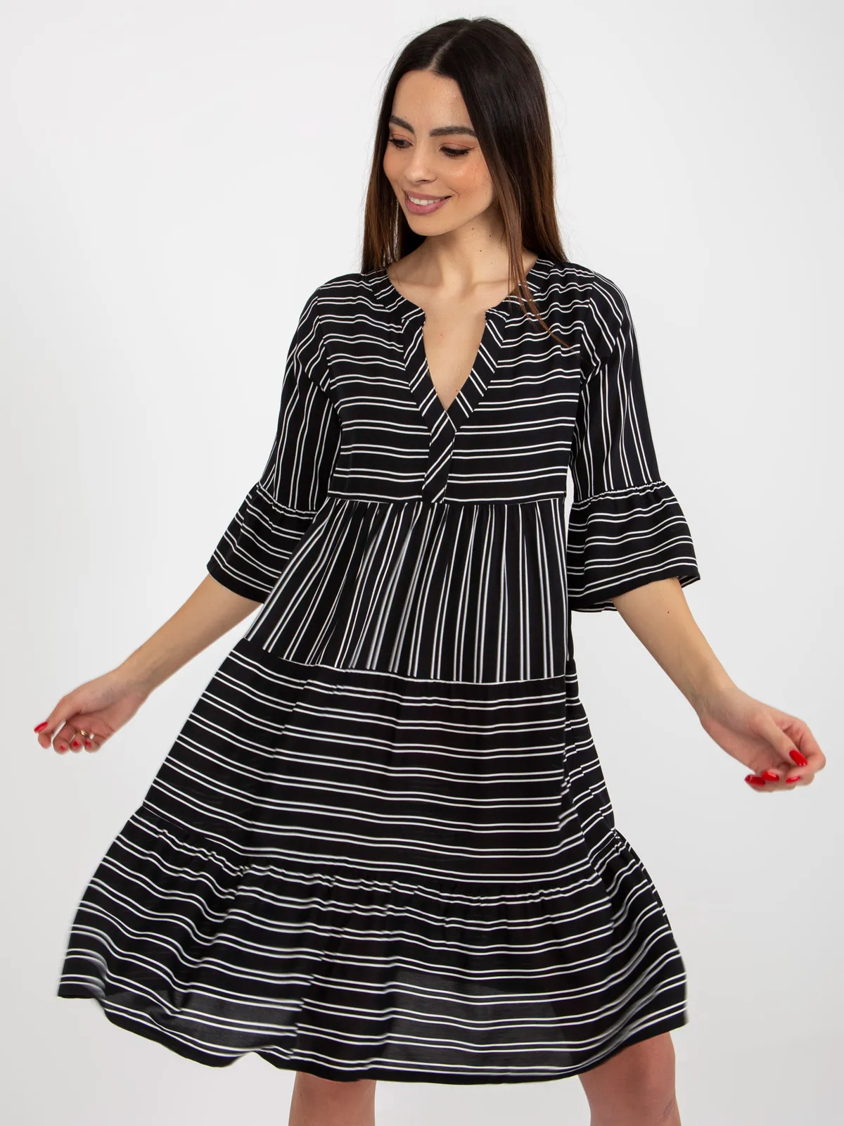 Czarna luźna sukienka w paski z dekoltem V SUBLEVEL - zdjęcie 3