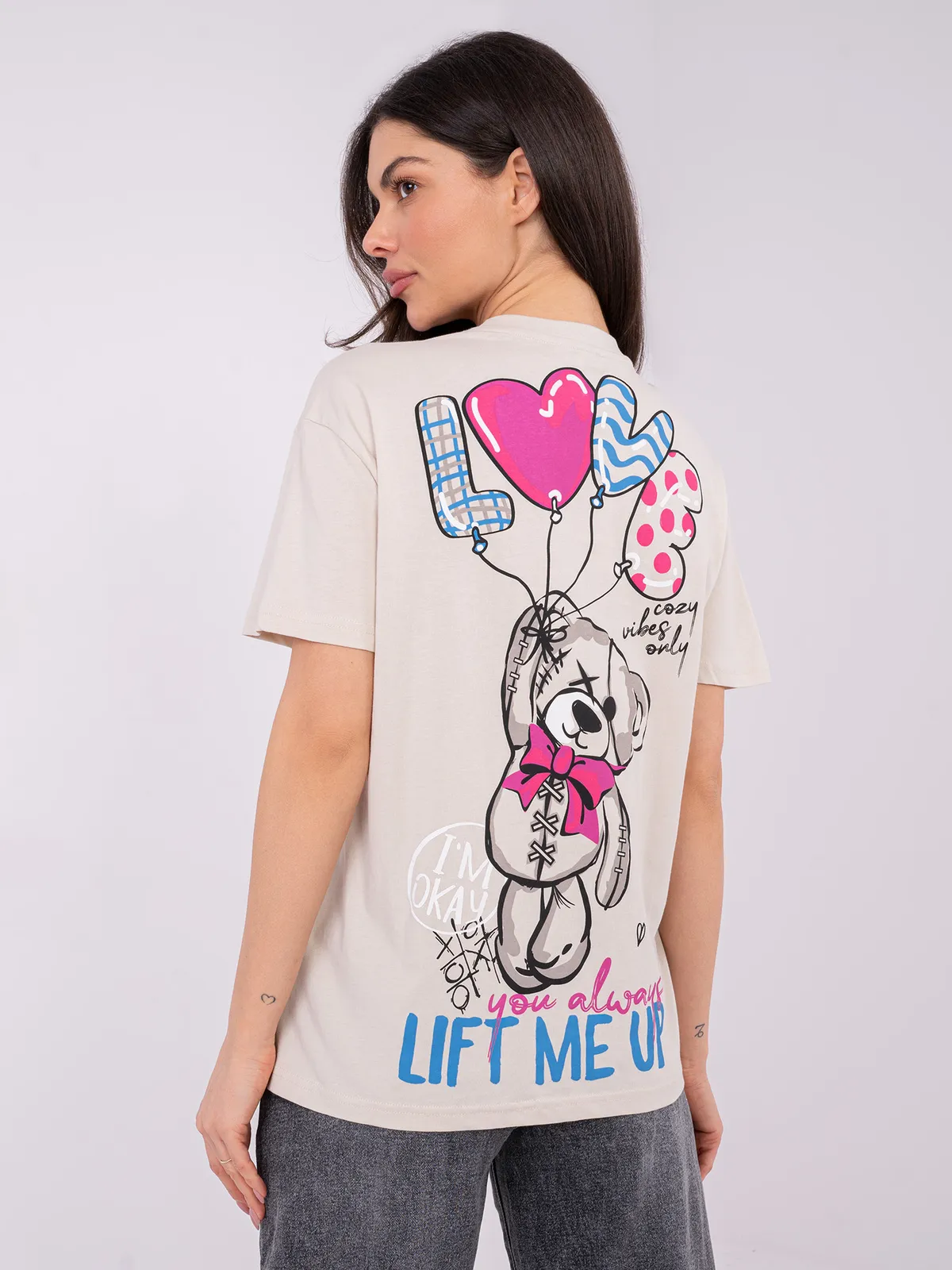 Casualowy T-shirt oversize z graficznym motywem misia - zdjęcie 3