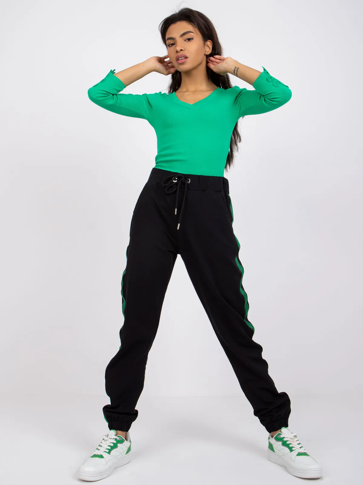 Sportowe spodnie dresowe z lampasami typu jogger - zdjęcie 1