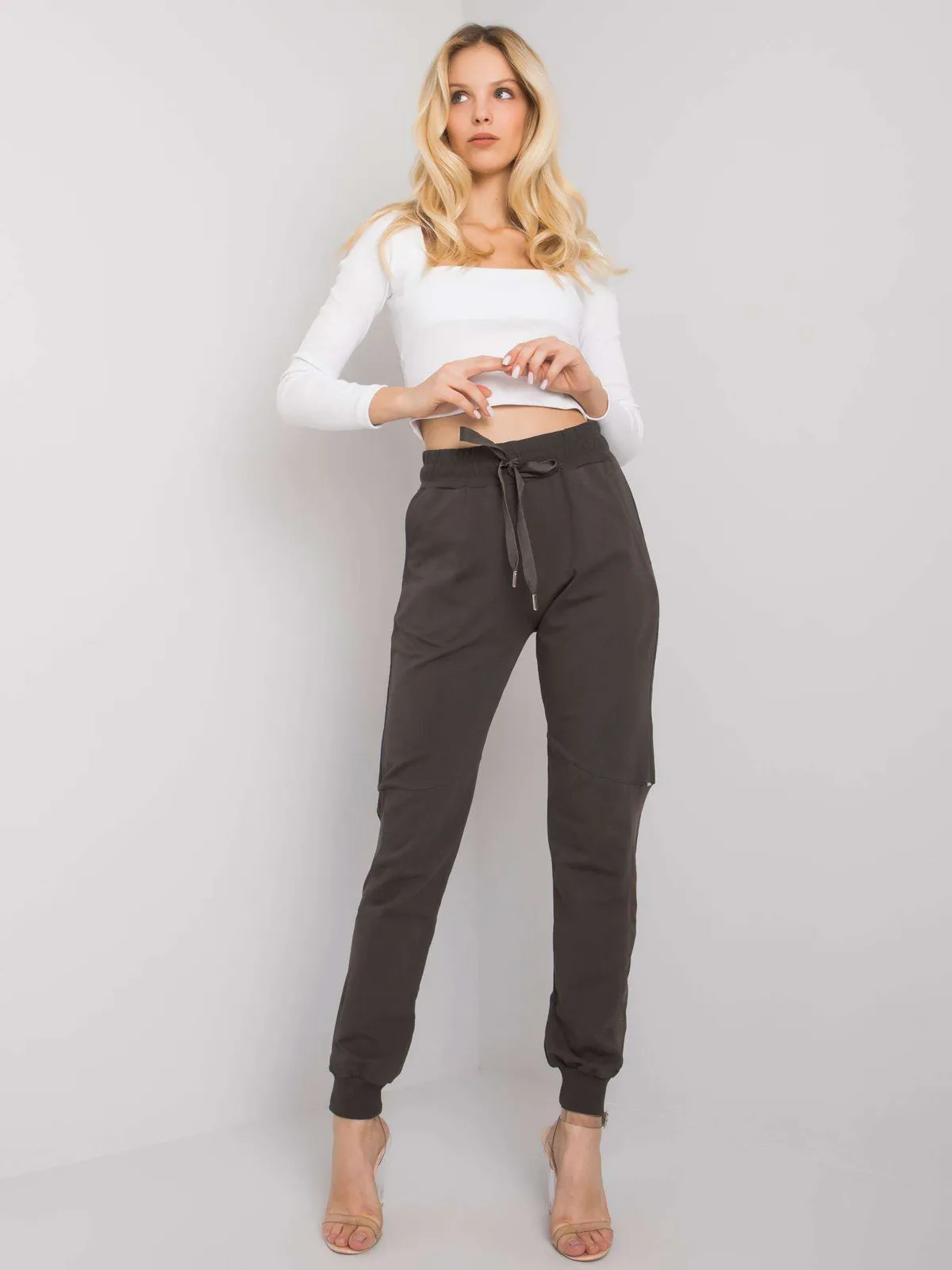 Joggery z prześwitującymi wstawkami typu mesh - zdjęcie 1