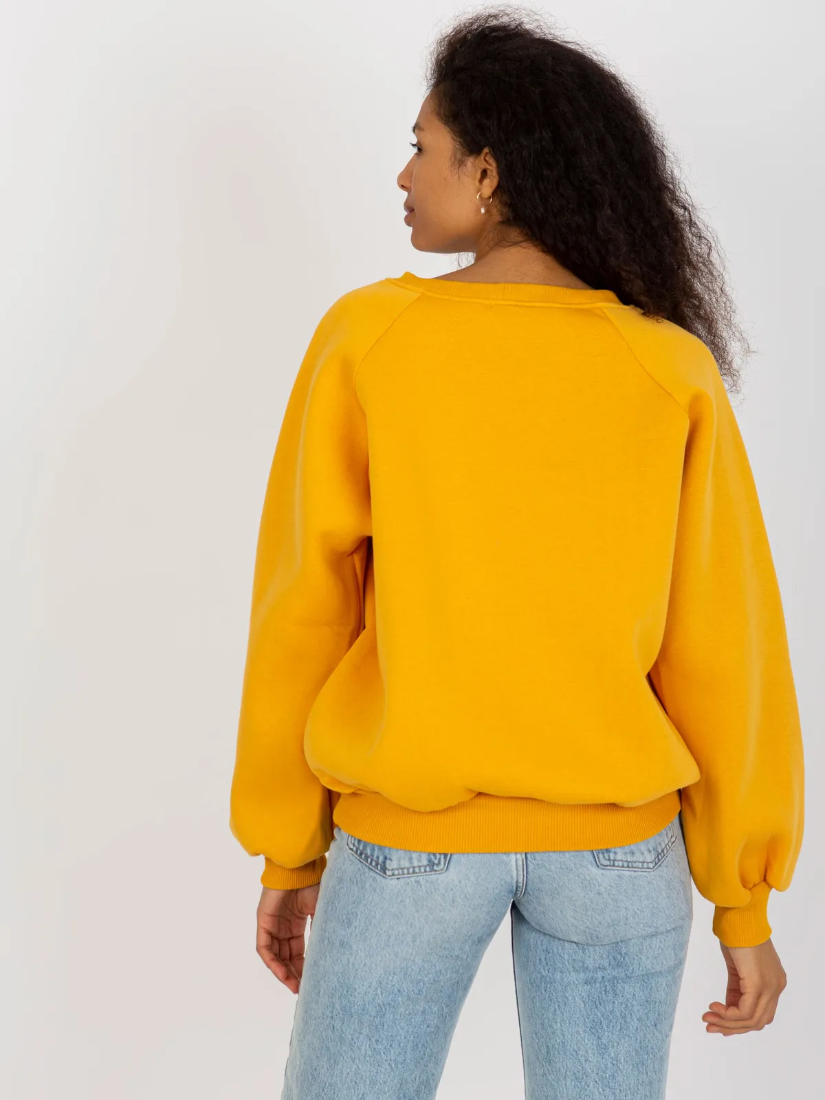 Fuksjowa dresowa bluza basic o kroju oversize - zdjęcie 2