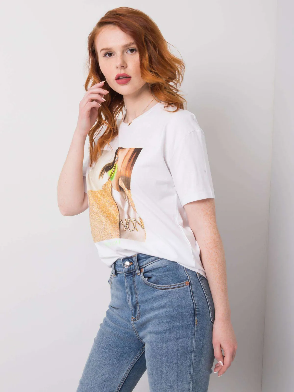 Czarny t-shirt damski z nadrukiem i aplikacją - zdjęcie 3