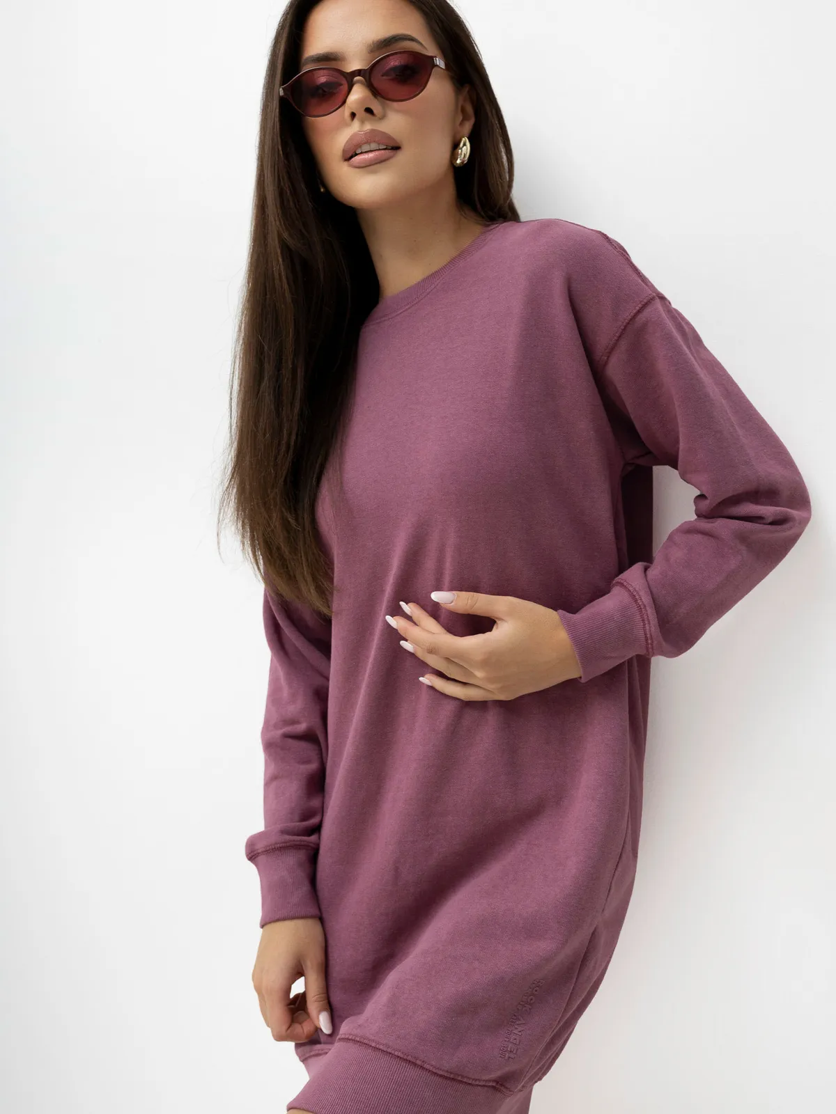 Sukienka dresowa o kroju oversize z nadrukiem - zdjęcie 4