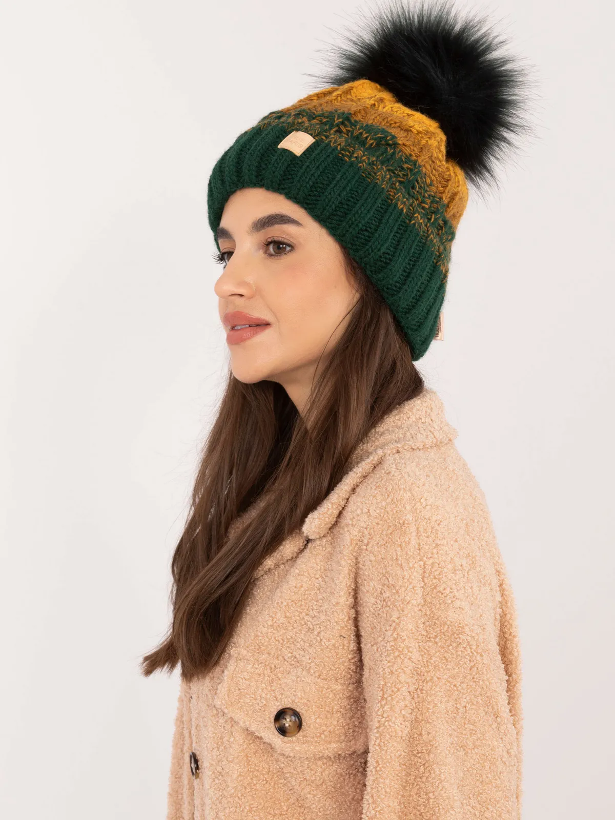 Ciepła czapka z dużym puszystym pomponem - zdjęcie 1