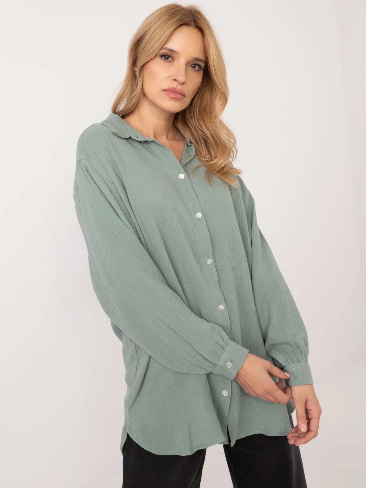 Luźna koszula oversize o kroju boyfriend - zdjęcie 3