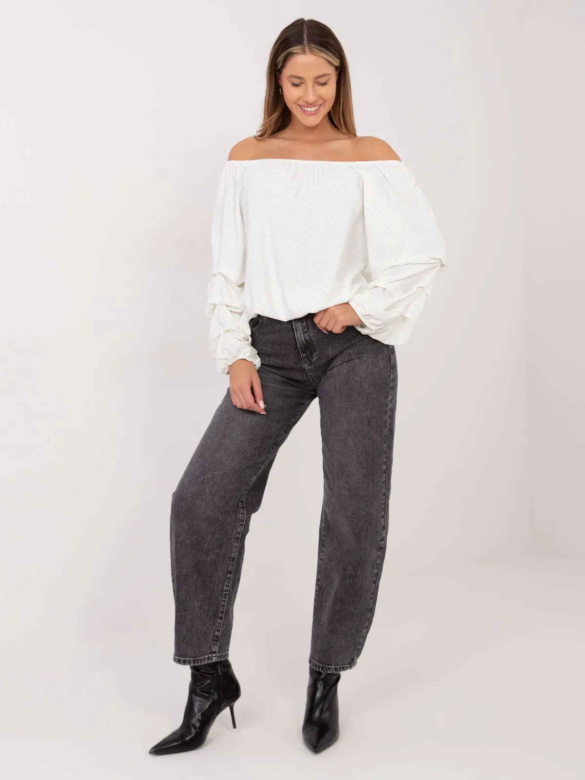 Bluzka hiszpanka z ozdobnymi marszczonymi rękawami - zdjęcie 1