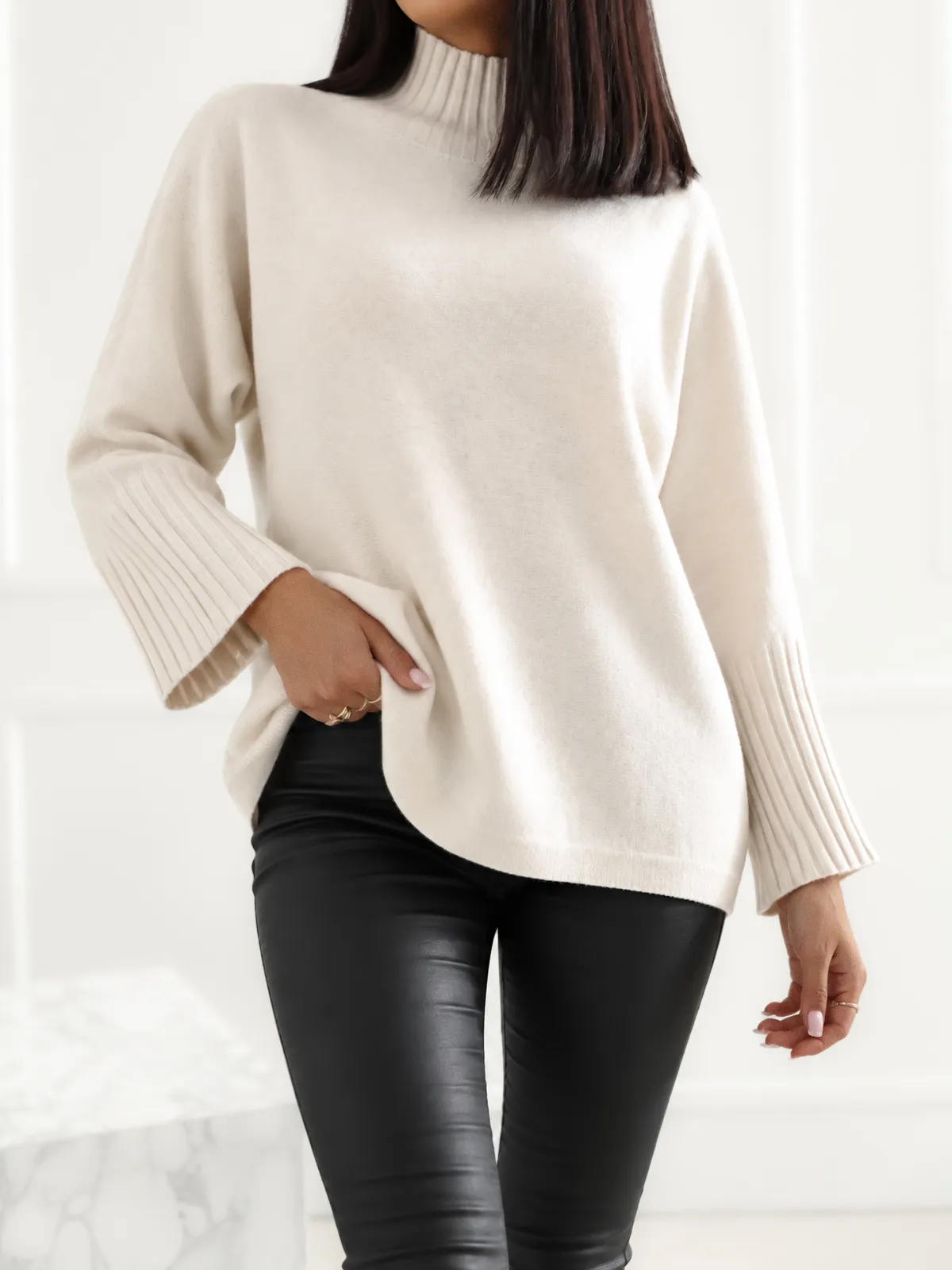 Sweter oversize z wysokim kołnierzem i ściągaczami - zdjęcie 2