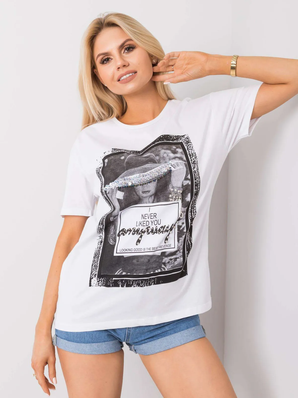 Czarny t-shirt z nadrukiem i aplikacją - zdjęcie 2