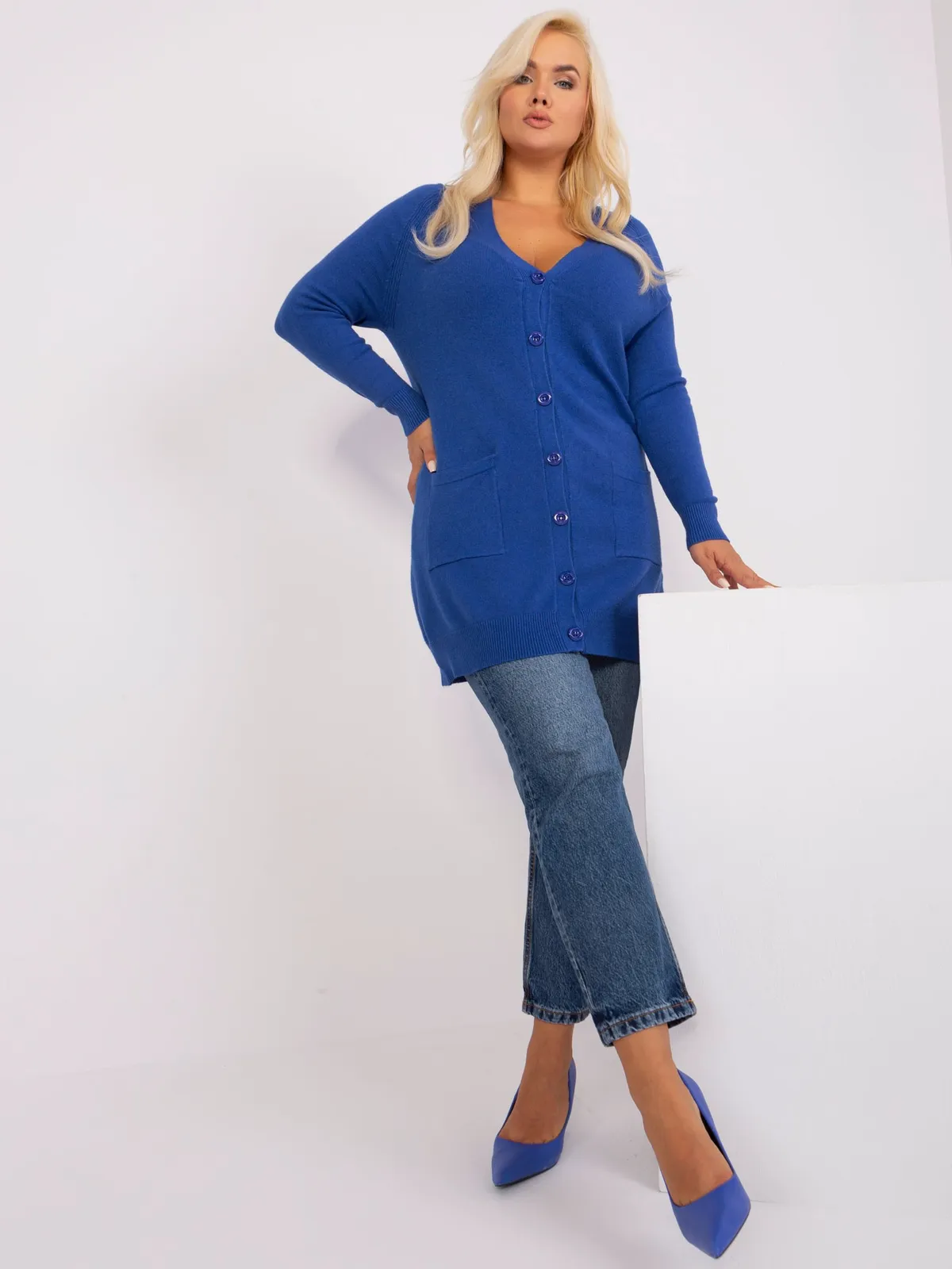 Ecru długi sweter plus size z guzikami - zdjęcie 5