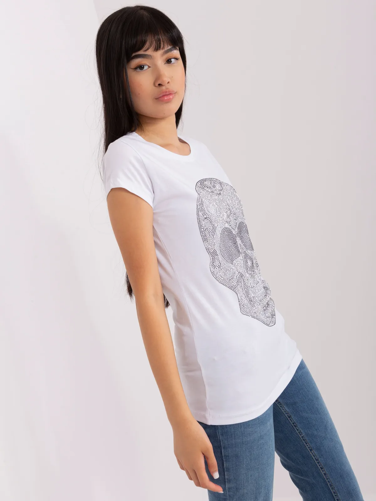 Beżowy dopasowany t-shirt z aplikacją z dżetów - zdjęcie 2