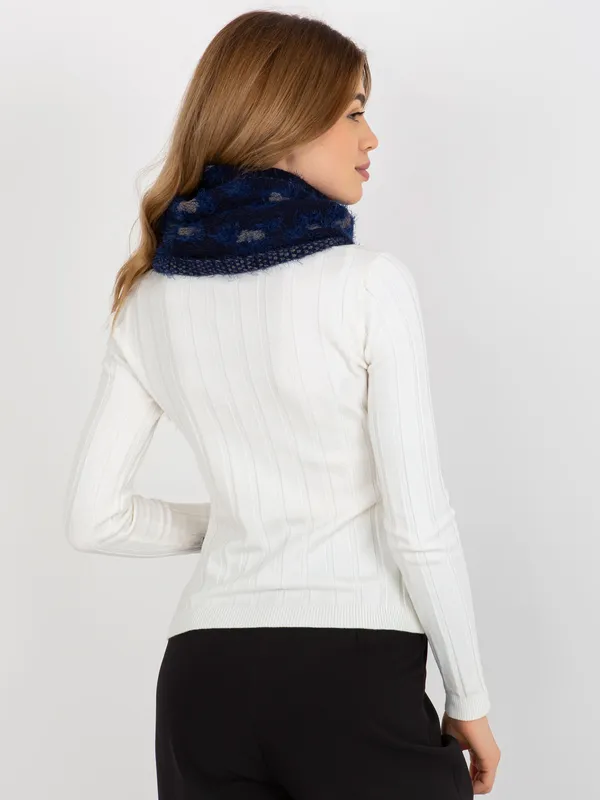 Granatowo-ciemnoniebieski komin zimowy w panterkę