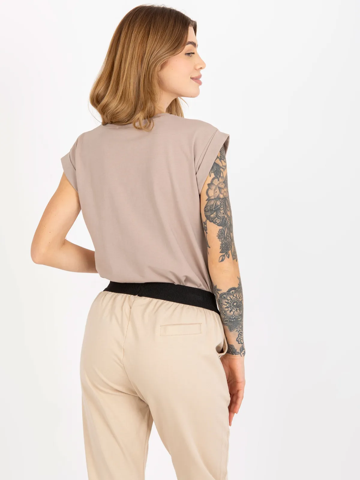 Ciemnobeżowy t-shirt basic z bawełny Revolution - zdjęcie 2