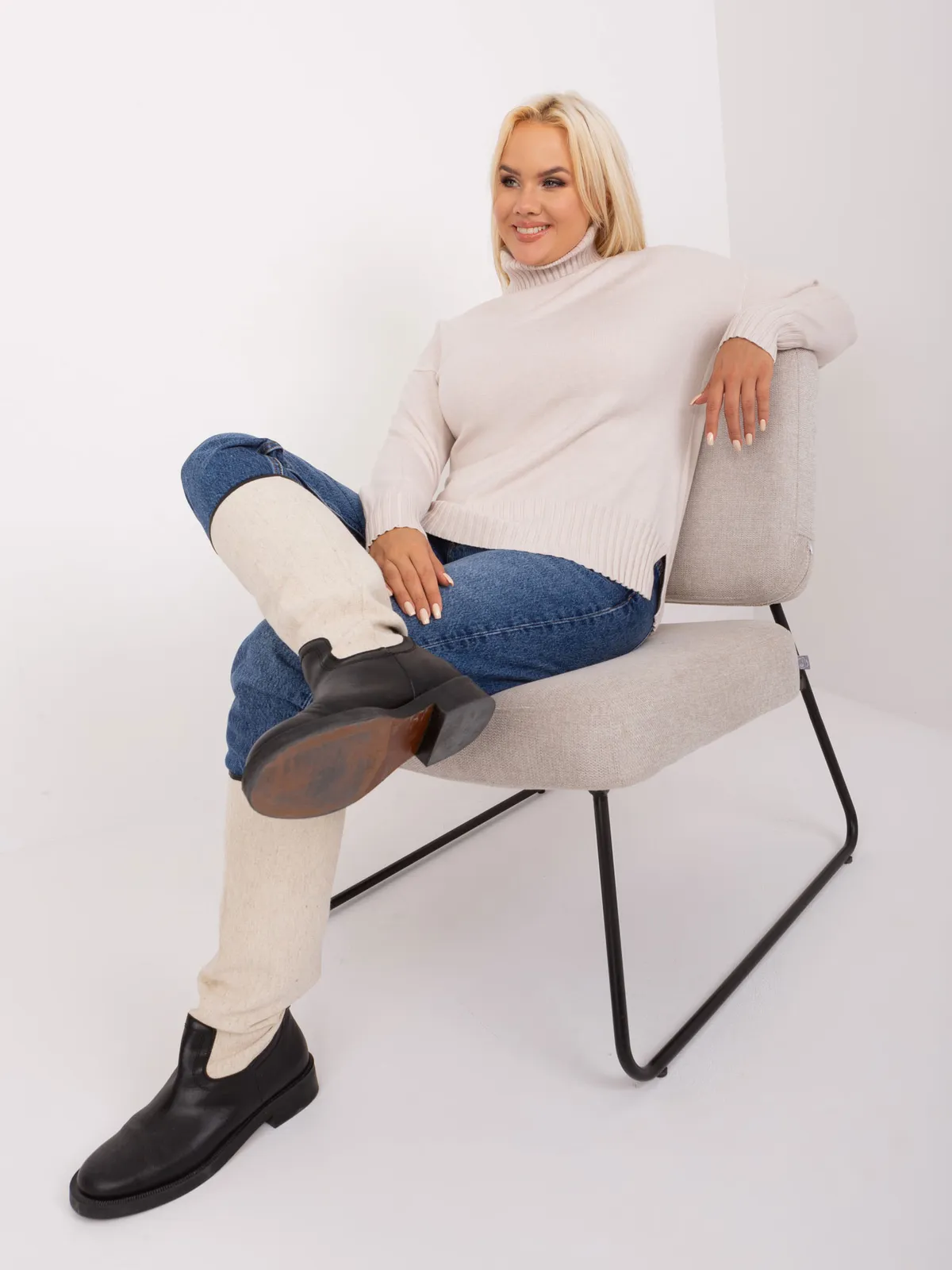 Jasnobeżowy damski sweter plus size z rozcięciami - zdjęcie 2