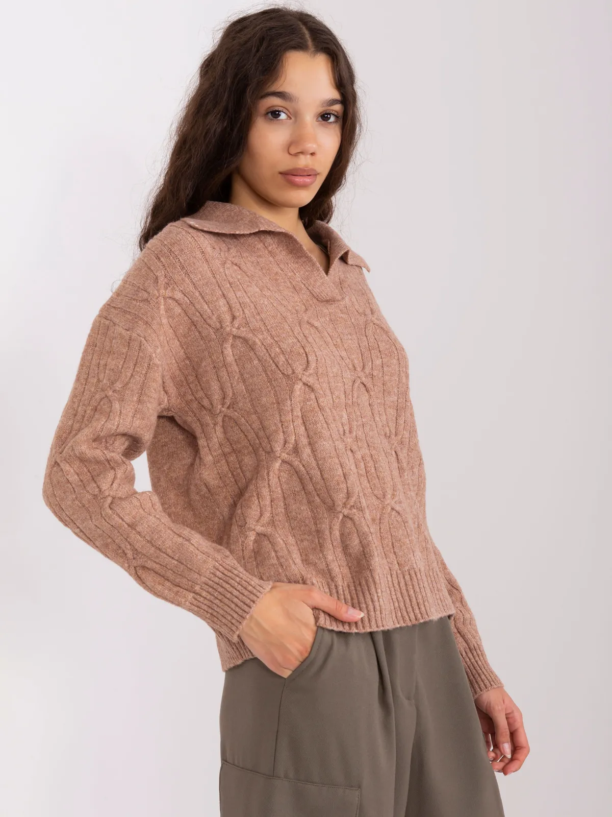 Jasnofioletowy dzianinowy sweter w warkocze - zdjęcie 3