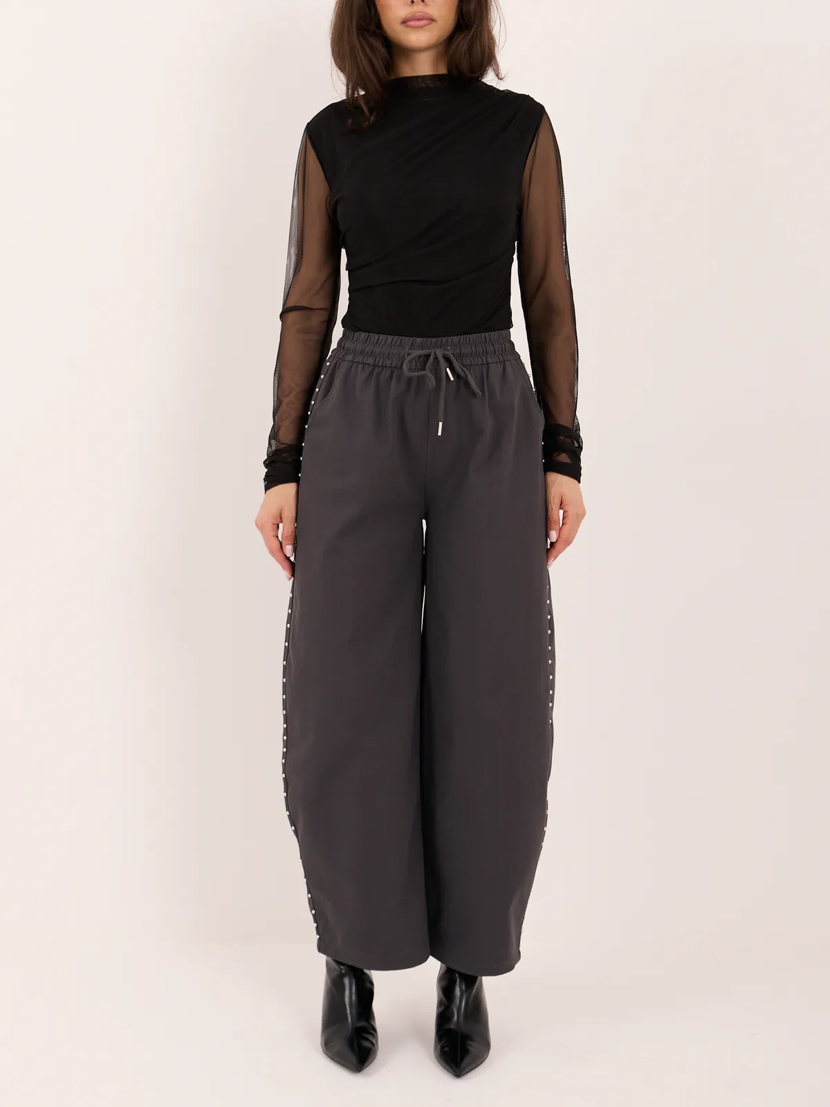 Szerokie spodnie z ozdobnymi ćwiekami typu wide leg - zdjęcie 6