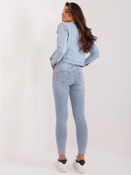 Niebieskie dopasowane jeansy damskie