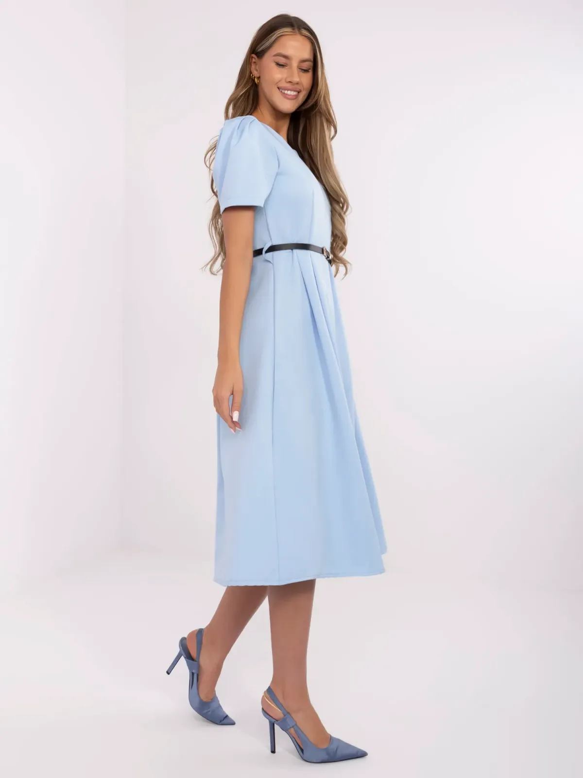 Klasyczna sukienka midi z paskiem w talii - zdjęcie 1