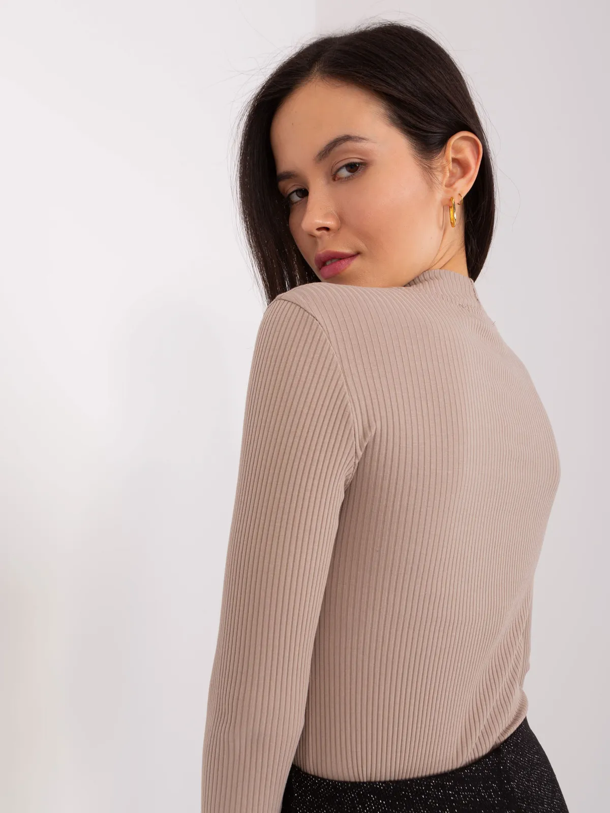 Ciemnobeżowa bluzka prążkowana basic z bawełny BASIC FEEL GOOD - zdjęcie 4