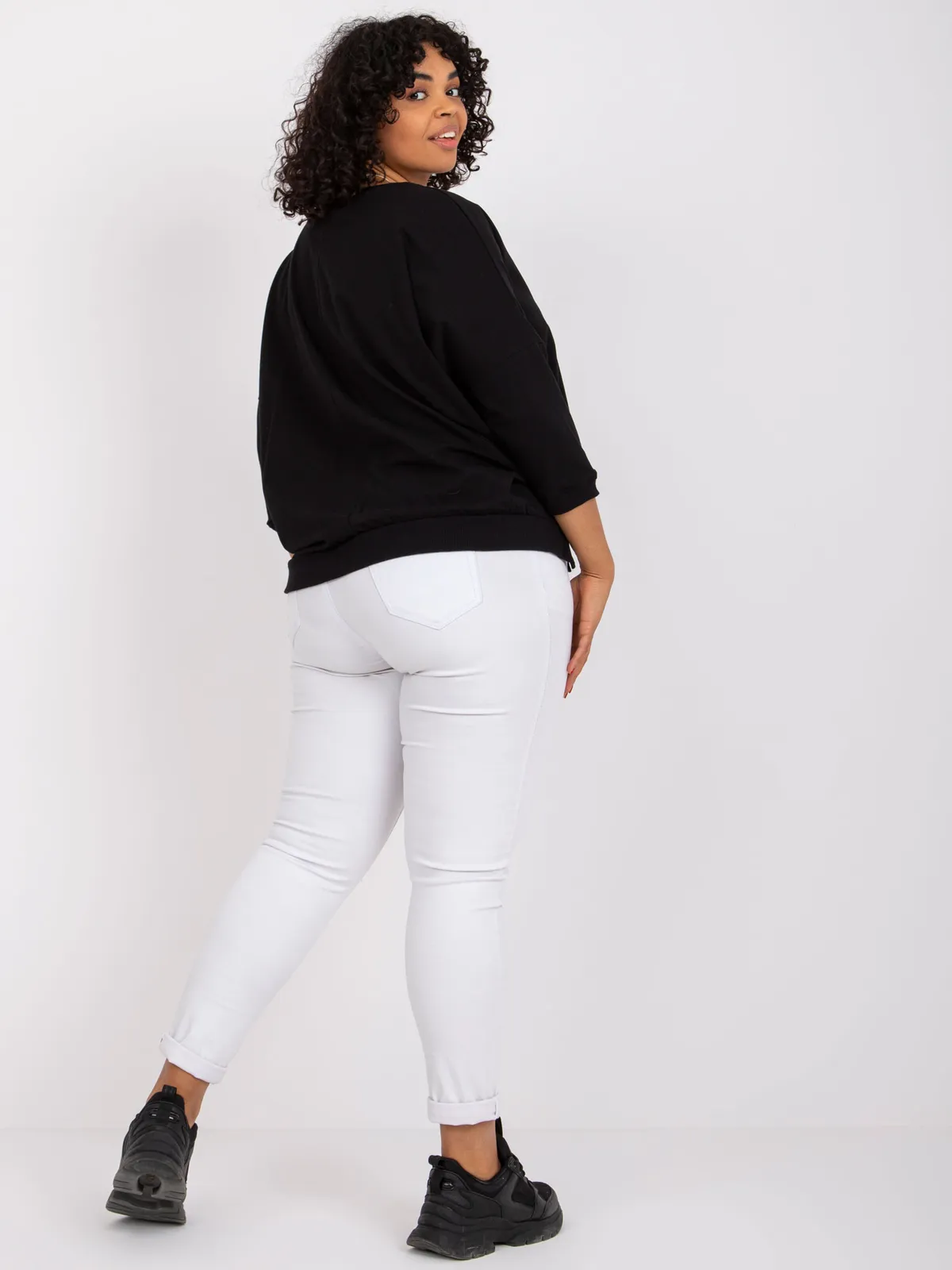 Casualowa bluza z napisem i obniżoną linią ramion - zdjęcie 1