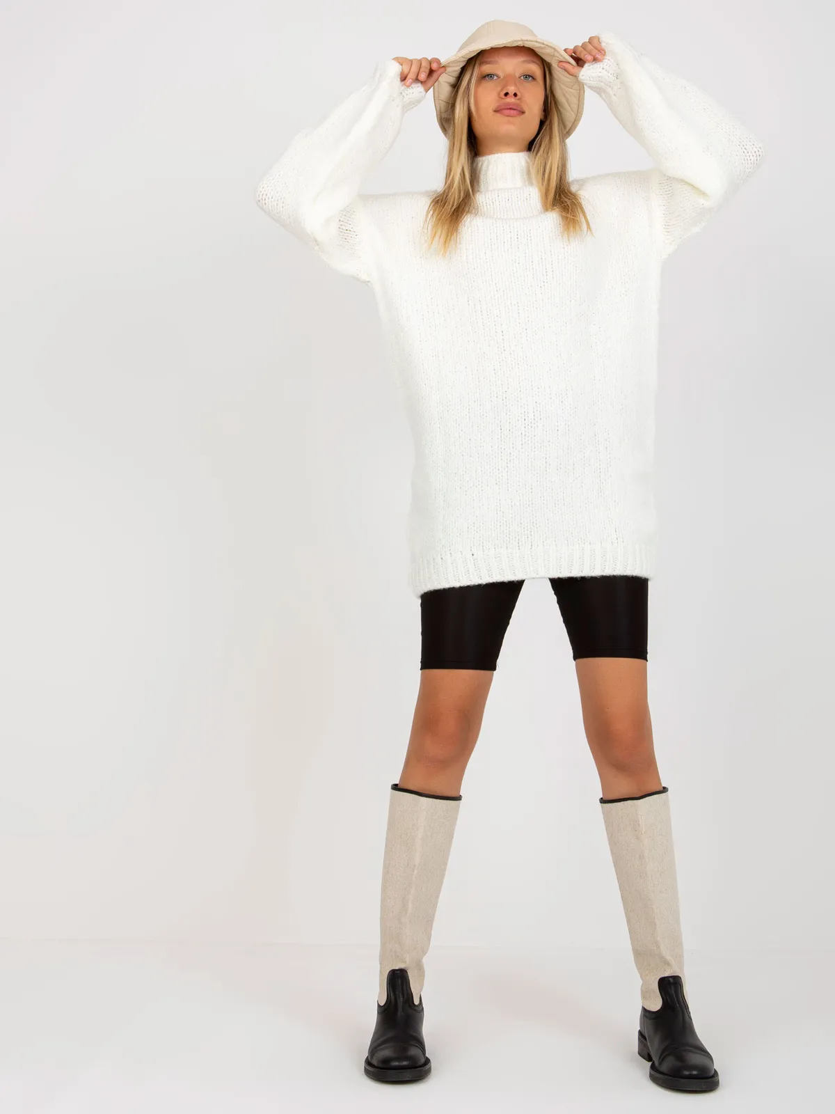 Ecru mini sukienka oversize z dzianiny Violetta RUE PARIS - zdjęcie 7