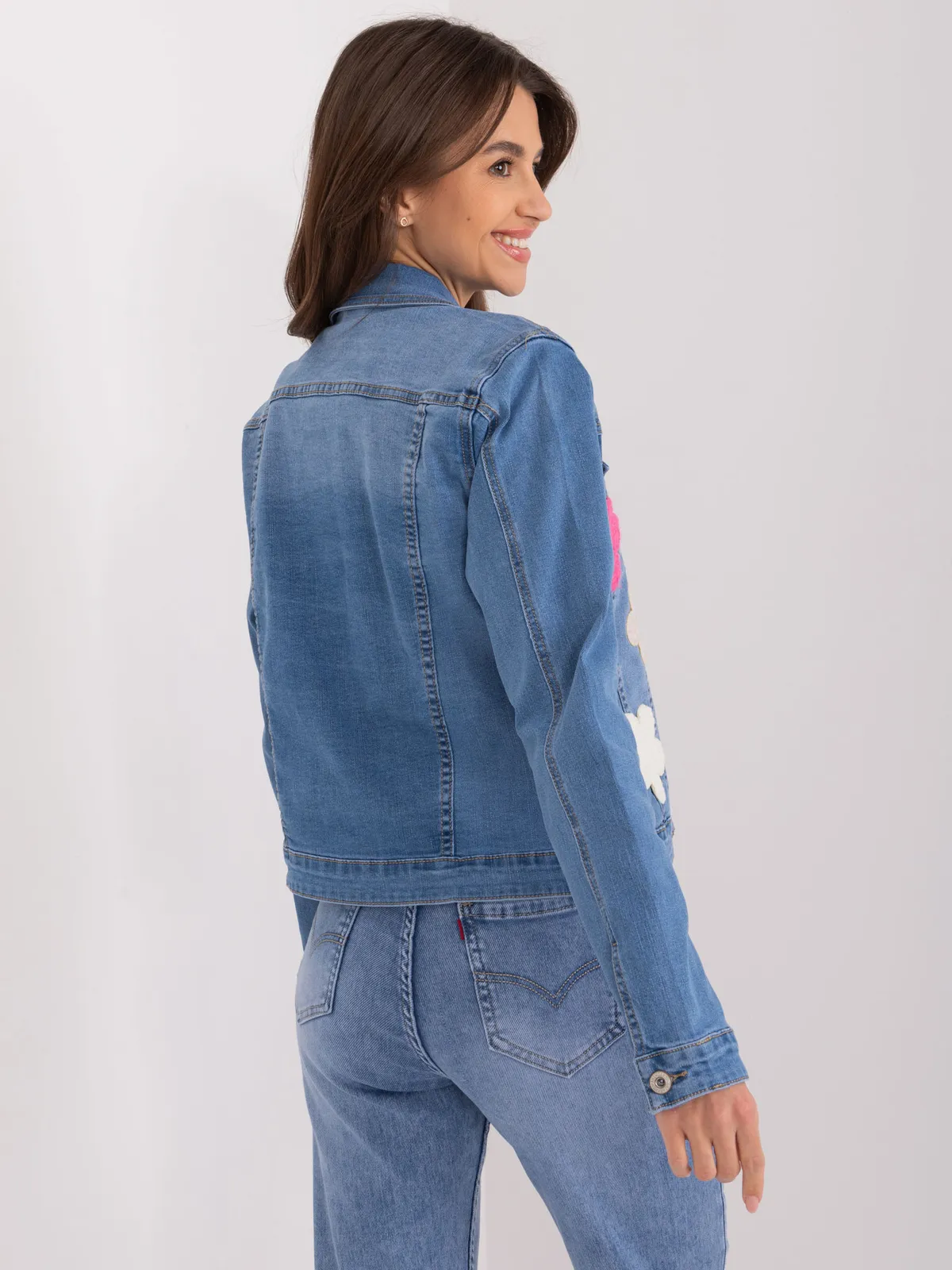 Kurtka typu trucker z ozdobnymi kwiatowymi aplikacjami - zdjęcie 1