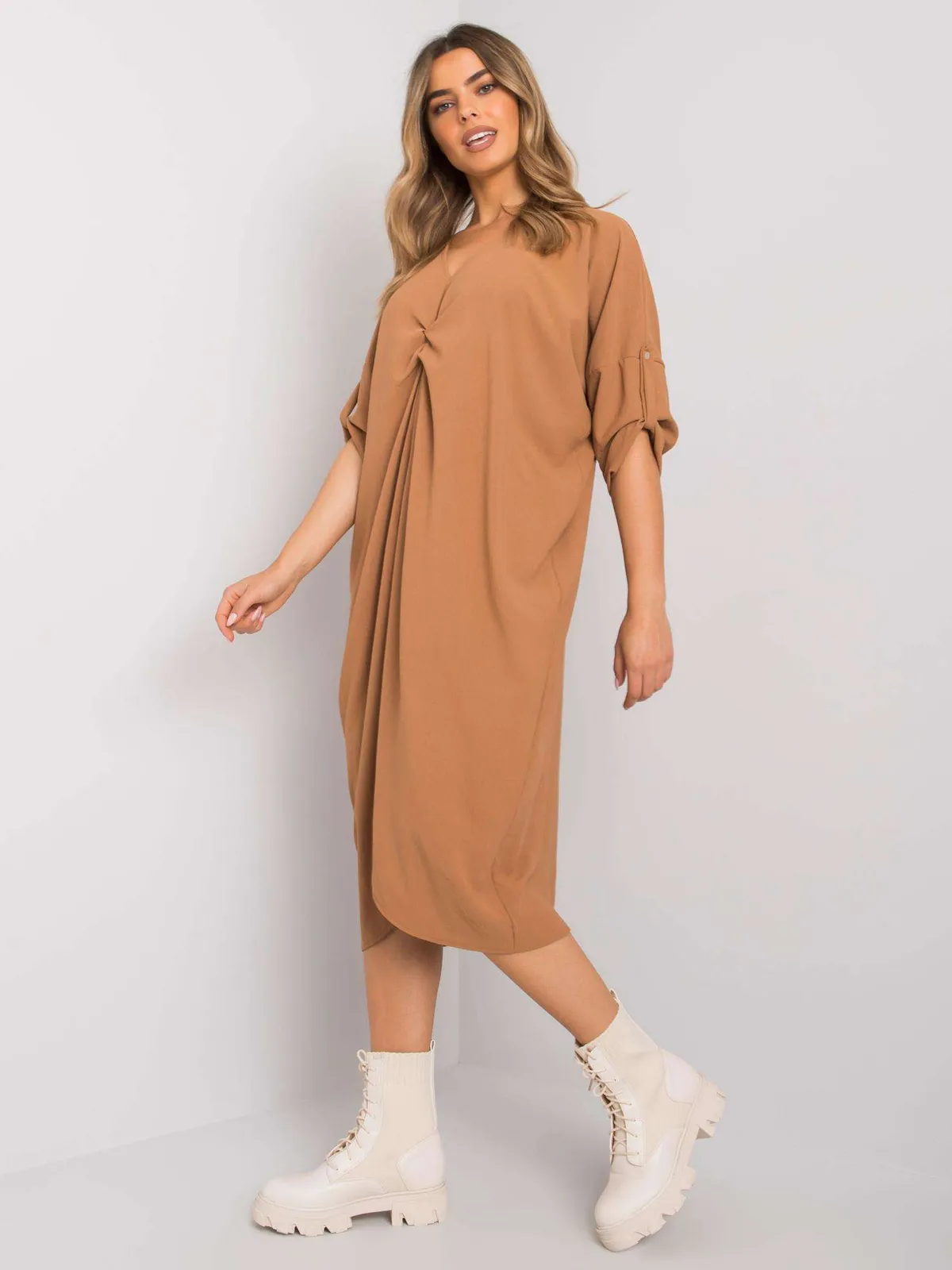 Ciemnoniebieska sukienka oversize - zdjęcie 4