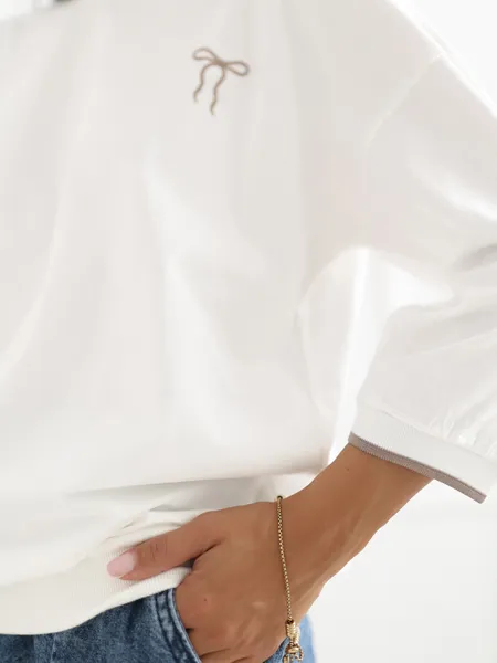 Casualowa bluza oversize z ozdobnym detalem